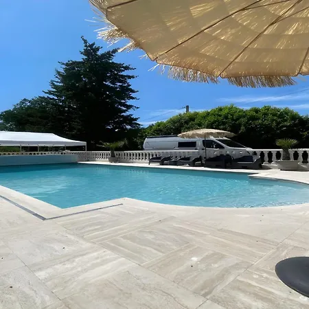 Feriehus Spacious Poolside Retreat Near Le Mans