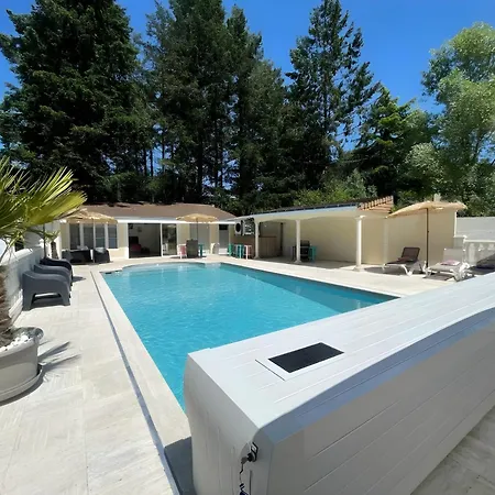 Feriehus Spacious Poolside Retreat Near Le Mans *