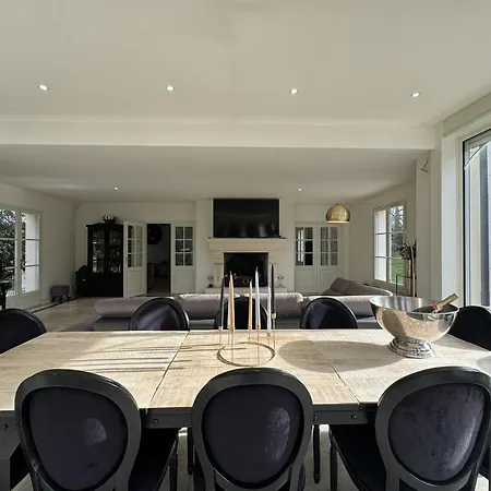Feriehus Spacious Poolside Retreat Near Le Mans *